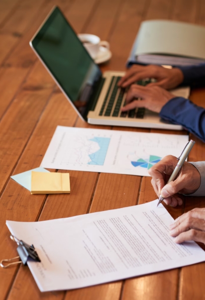 Reunión de trabajo analizando informes estadísticos